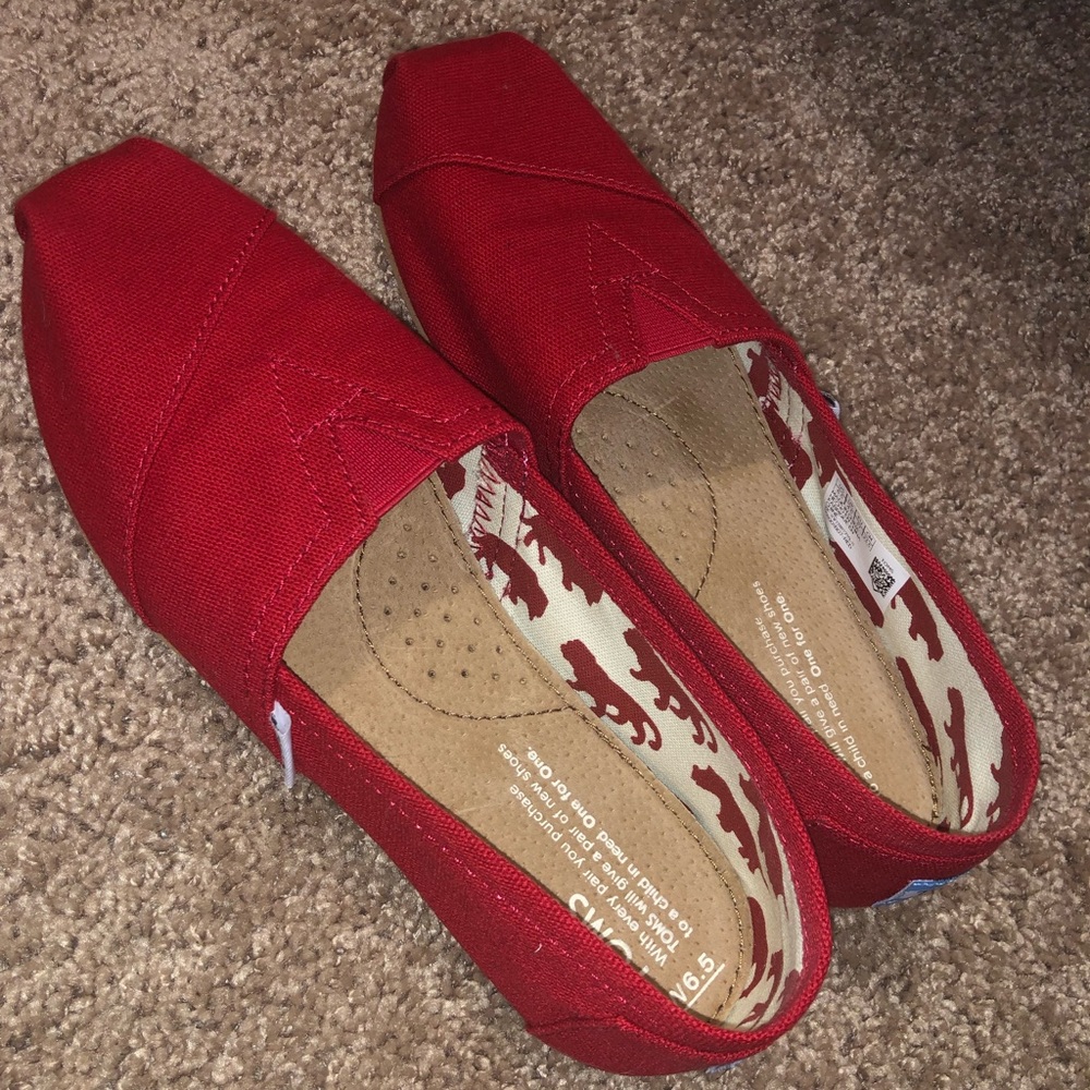**NEVER WORN** TOMS•Womens 6.5•Red